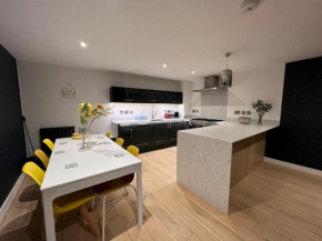 Large Contemporary Lanes Apartment Pass The Keys